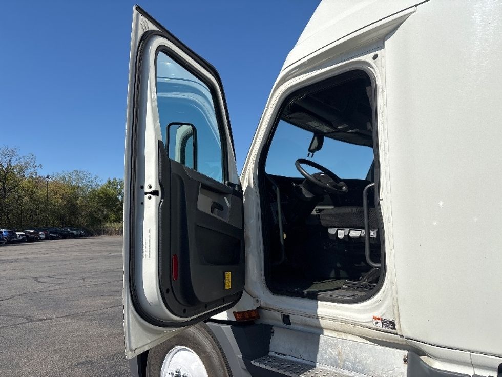 Sleeper Tractor-Heavy Duty Tractors-Freightliner-2020-T12664ST-Brook Park-OH-589,299\n\t\tmiles-$ 53,750 - Image 9