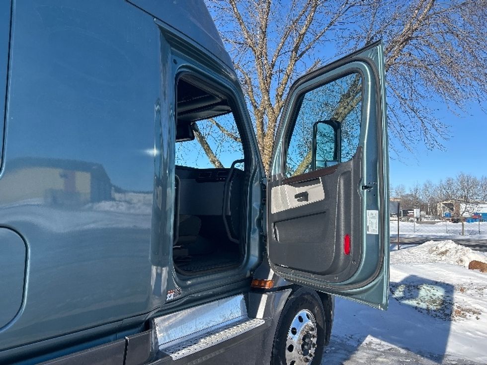 Sleeper Tractor-Heavy Duty Tractors-Freightliner-2020-T12664ST-Brooklyn Park-MN-583,468\n\t\tmiles-$ 51,000 - Image 13