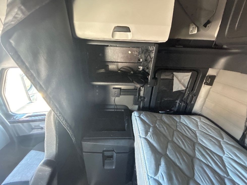 Sleeper Tractor-Heavy Duty Tractors-Freightliner-2020-T12664ST-Brooklyn Park-MN-583,468\n\t\tmiles-$ 51,000 - Image 19