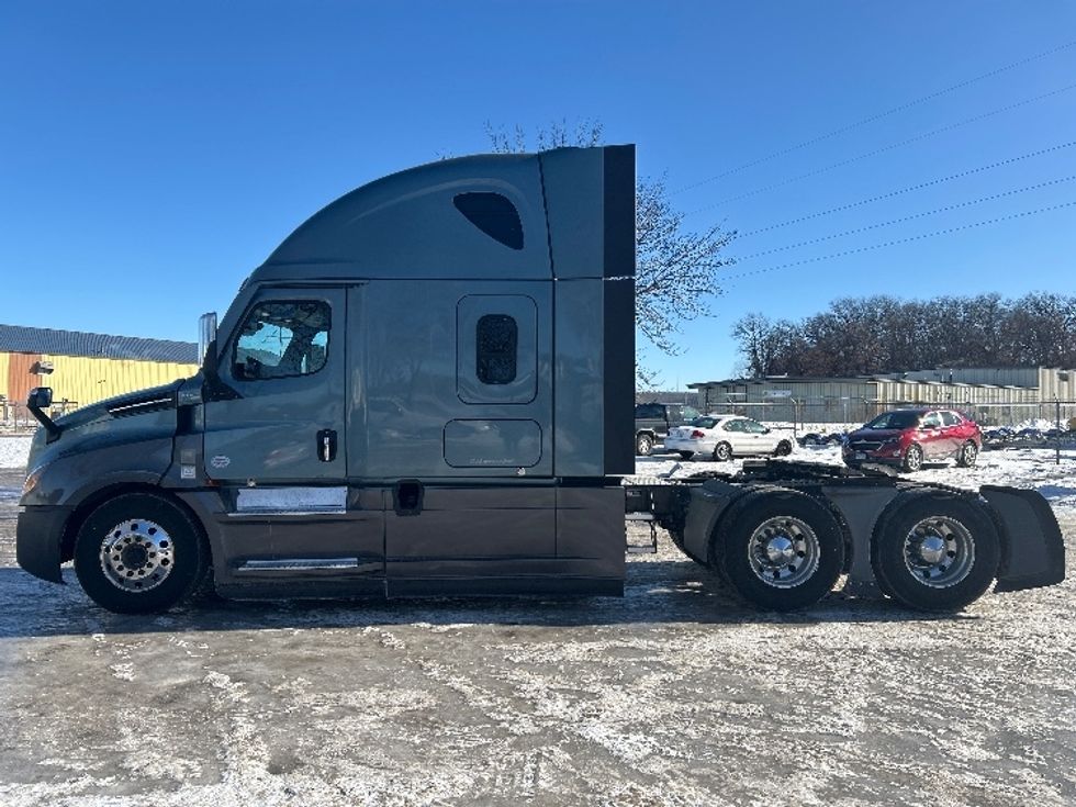 Sleeper Tractor-Heavy Duty Tractors-Freightliner-2020-T12664ST-Brooklyn Park-MN-583,468\n\t\tmiles-$ 51,000 - Image 4