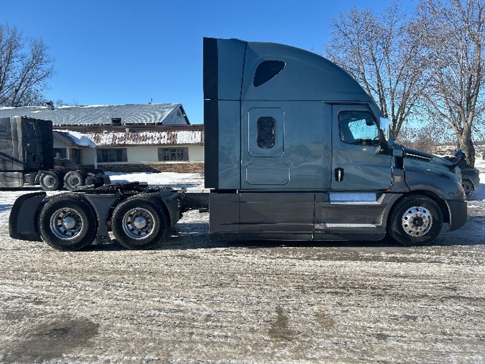 Sleeper Tractor-Heavy Duty Tractors-Freightliner-2020-T12664ST-Brooklyn Park-MN-583,468\n\t\tmiles-$ 51,000 - Image 8