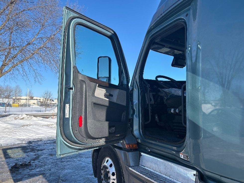 Sleeper Tractor-Heavy Duty Tractors-Freightliner-2020-T12664ST-Brooklyn Park-MN-583,468\n\t\tmiles-$ 51,000 - Image 9