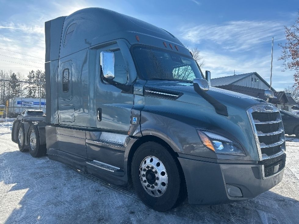 Sleeper Tractor-Heavy Duty Tractors-Freightliner-2020-T12664ST-Brooklyn Park-MN-618,752\n\t\tmiles-$ 48,750 - Image 1