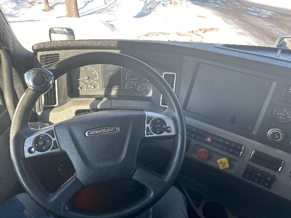 Sleeper Tractor-Heavy Duty Tractors-Freightliner-2020-T12664ST-Brooklyn Park-MN-618,752\n\t\tmiles-$ 48,750 - Image 11