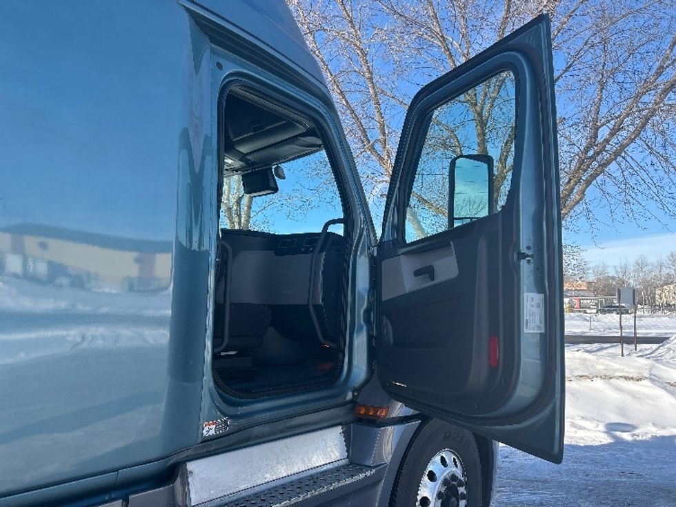 Sleeper Tractor-Heavy Duty Tractors-Freightliner-2020-T12664ST-Brooklyn Park-MN-618,752\n\t\tmiles-$ 48,750 - Image 13