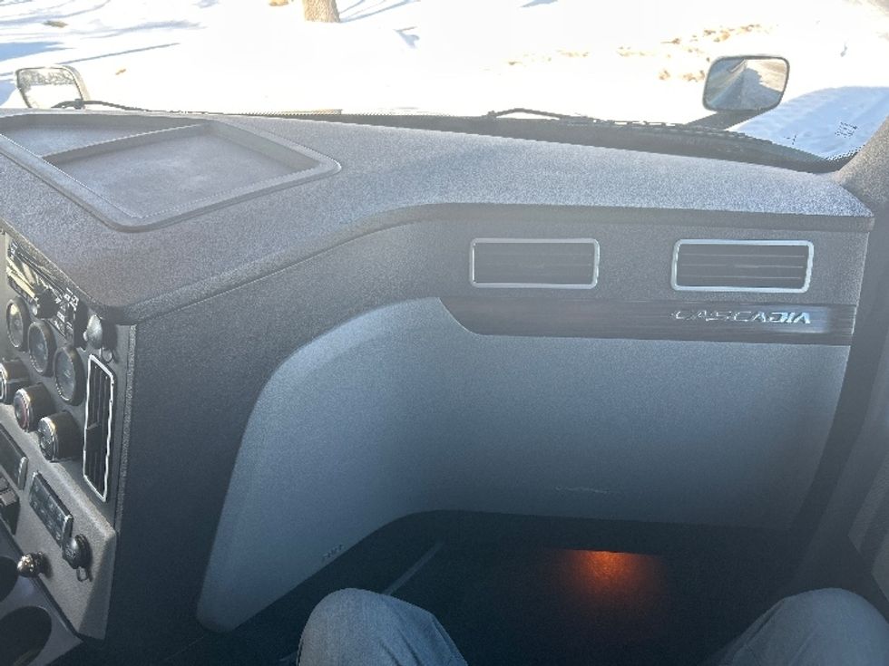 Sleeper Tractor-Heavy Duty Tractors-Freightliner-2020-T12664ST-Brooklyn Park-MN-618,752\n\t\tmiles-$ 48,750 - Image 14