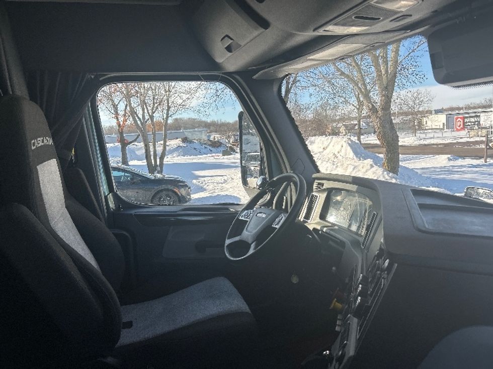 Sleeper Tractor-Heavy Duty Tractors-Freightliner-2020-T12664ST-Brooklyn Park-MN-618,752\n\t\tmiles-$ 48,750 - Image 15