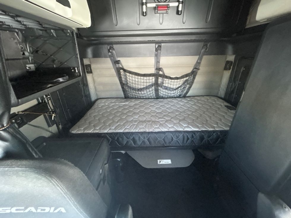 Sleeper Tractor-Heavy Duty Tractors-Freightliner-2020-T12664ST-Brooklyn Park-MN-618,752\n\t\tmiles-$ 48,750 - Image 16