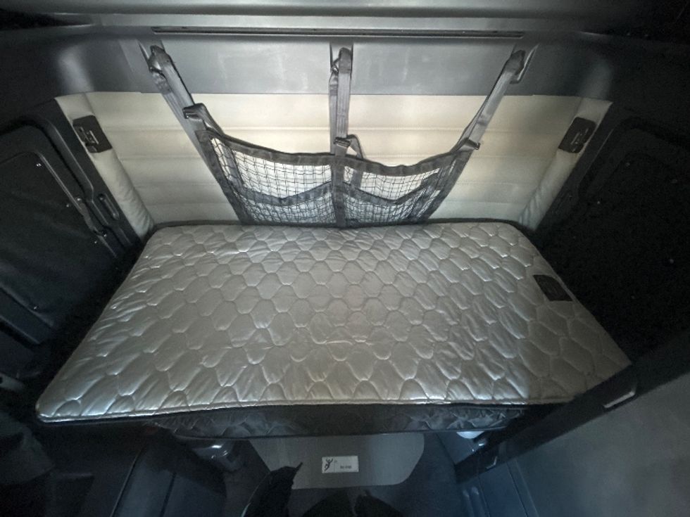 Sleeper Tractor-Heavy Duty Tractors-Freightliner-2020-T12664ST-Brooklyn Park-MN-618,752\n\t\tmiles-$ 48,750 - Image 17