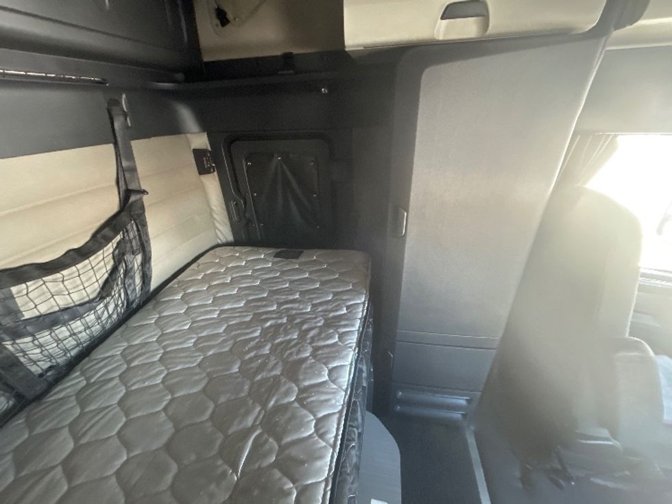 Sleeper Tractor-Heavy Duty Tractors-Freightliner-2020-T12664ST-Brooklyn Park-MN-618,752\n\t\tmiles-$ 48,750 - Image 18