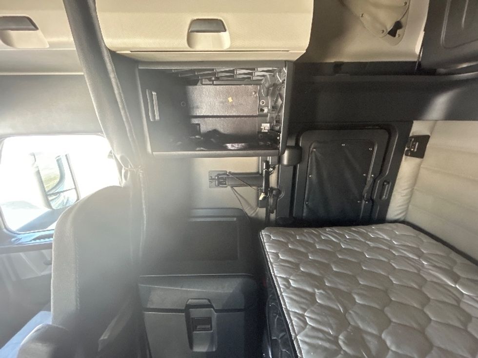 Sleeper Tractor-Heavy Duty Tractors-Freightliner-2020-T12664ST-Brooklyn Park-MN-618,752\n\t\tmiles-$ 48,750 - Image 19