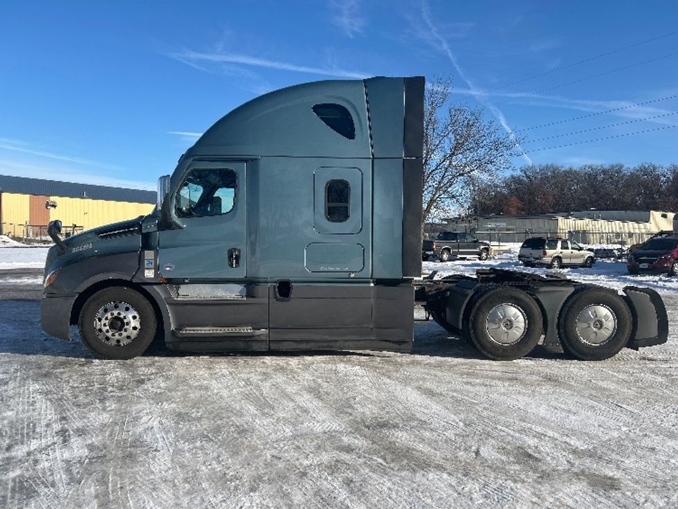 Sleeper Tractor-Heavy Duty Tractors-Freightliner-2020-T12664ST-Brooklyn Park-MN-618,752\n\t\tmiles-$ 48,750 - Image 4