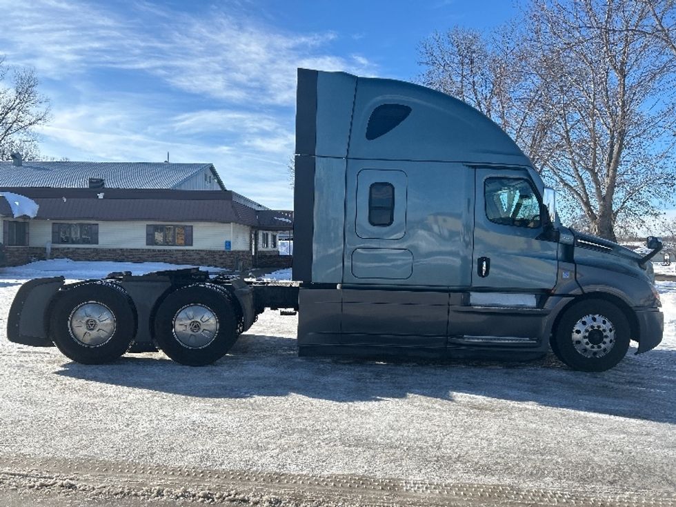 Sleeper Tractor-Heavy Duty Tractors-Freightliner-2020-T12664ST-Brooklyn Park-MN-618,752\n\t\tmiles-$ 48,750 - Image 8