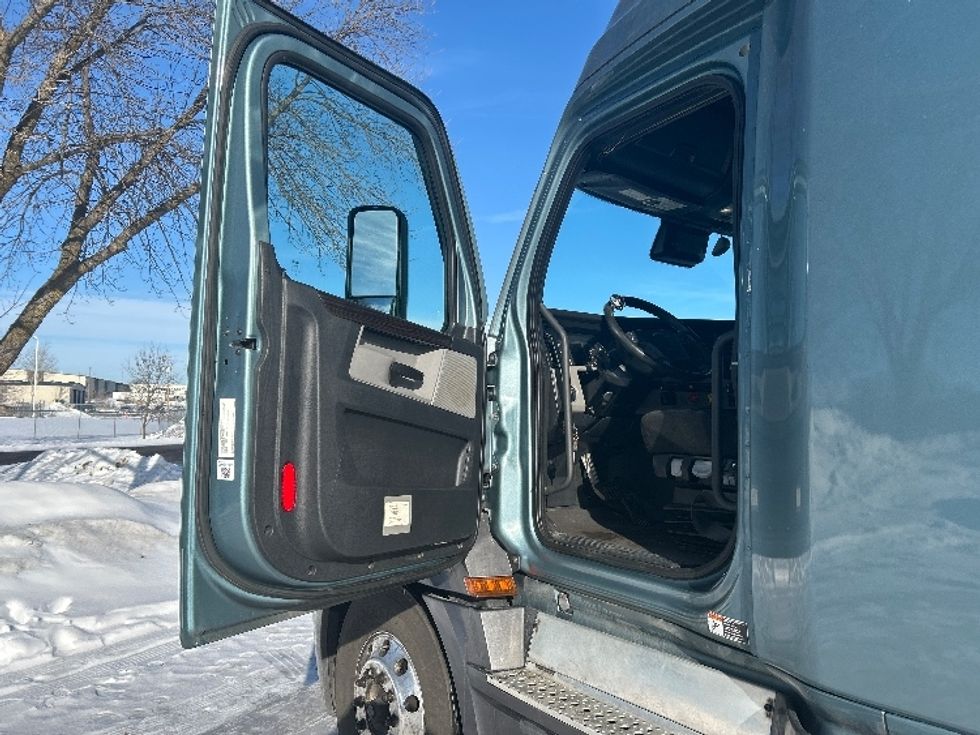 Sleeper Tractor-Heavy Duty Tractors-Freightliner-2020-T12664ST-Brooklyn Park-MN-618,752\n\t\tmiles-$ 48,750 - Image 9