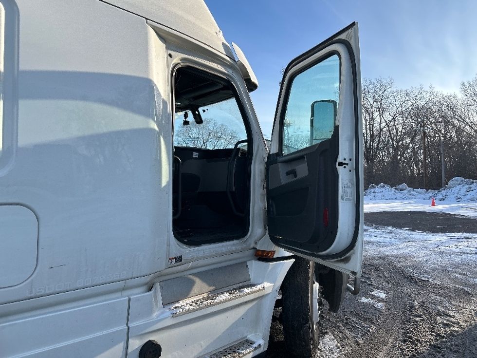 Sleeper Tractor-Heavy Duty Tractors-Freightliner-2020-T12664ST-Brooklyn Park-MN-647,902\n\t\tmiles-$ 46,750 - Image 12