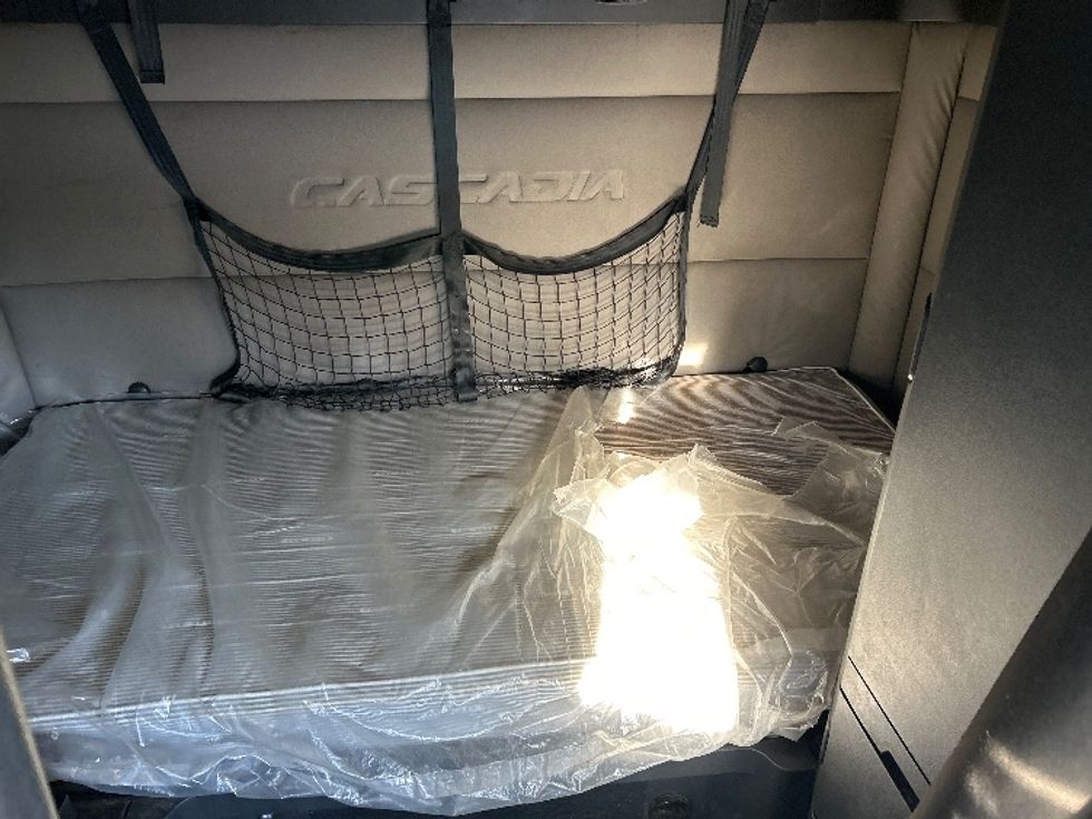 Sleeper Tractor-Heavy Duty Tractors-Freightliner-2020-T12664ST-Brooklyn Park-MN-647,902\n\t\tmiles-$ 46,750 - Image 15