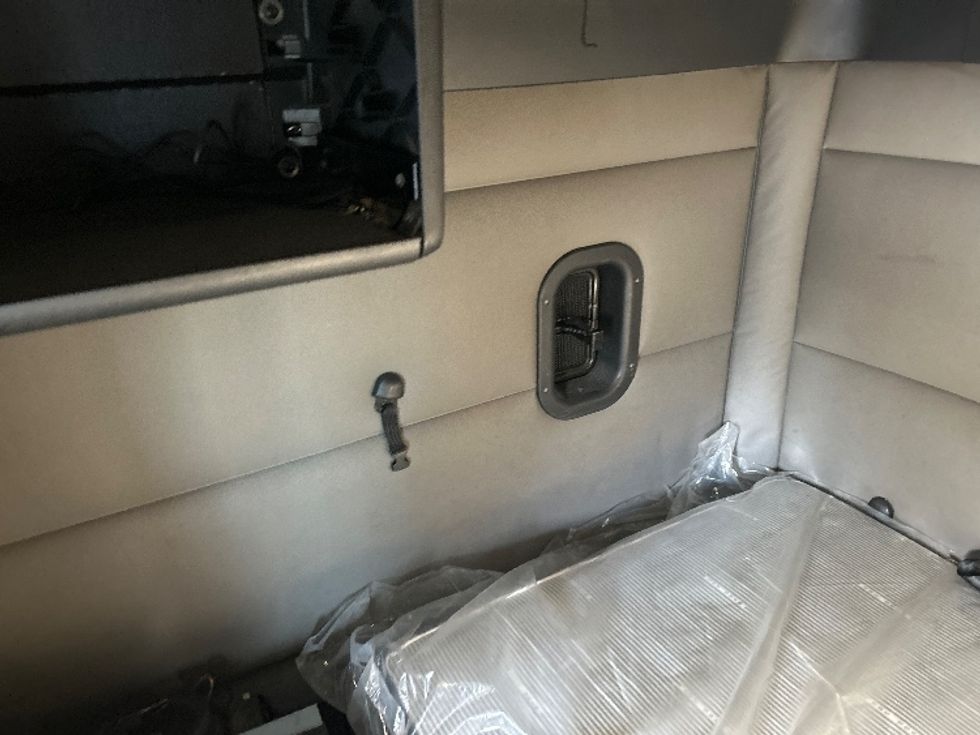 Sleeper Tractor-Heavy Duty Tractors-Freightliner-2020-T12664ST-Brooklyn Park-MN-647,902\n\t\tmiles-$ 46,750 - Image 18