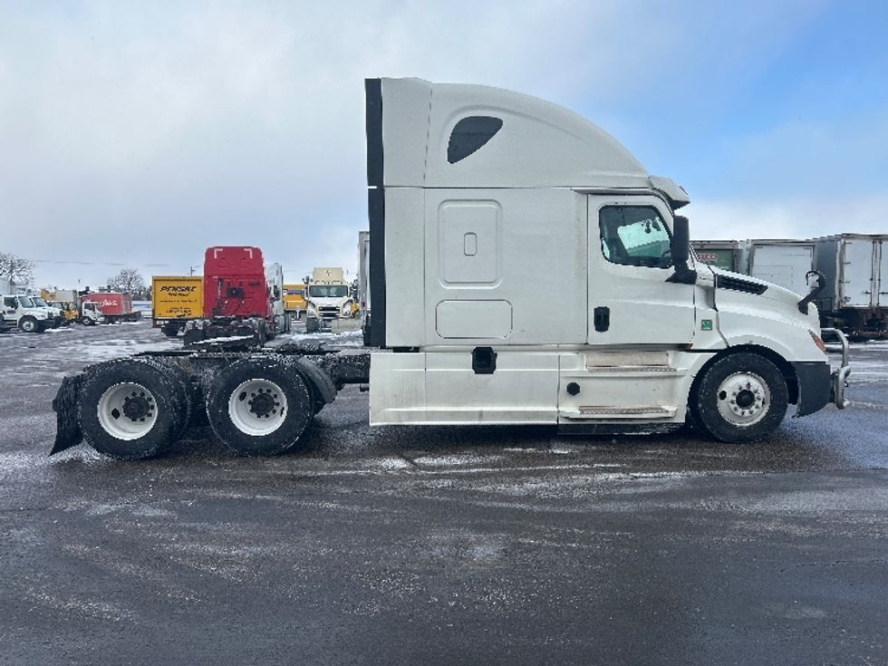 Sleeper Tractor-Heavy Duty Tractors-Freightliner-2020-T12664ST-Brooklyn Park-MN-647,902\n\t\tmiles-$ 46,750 - Image 7