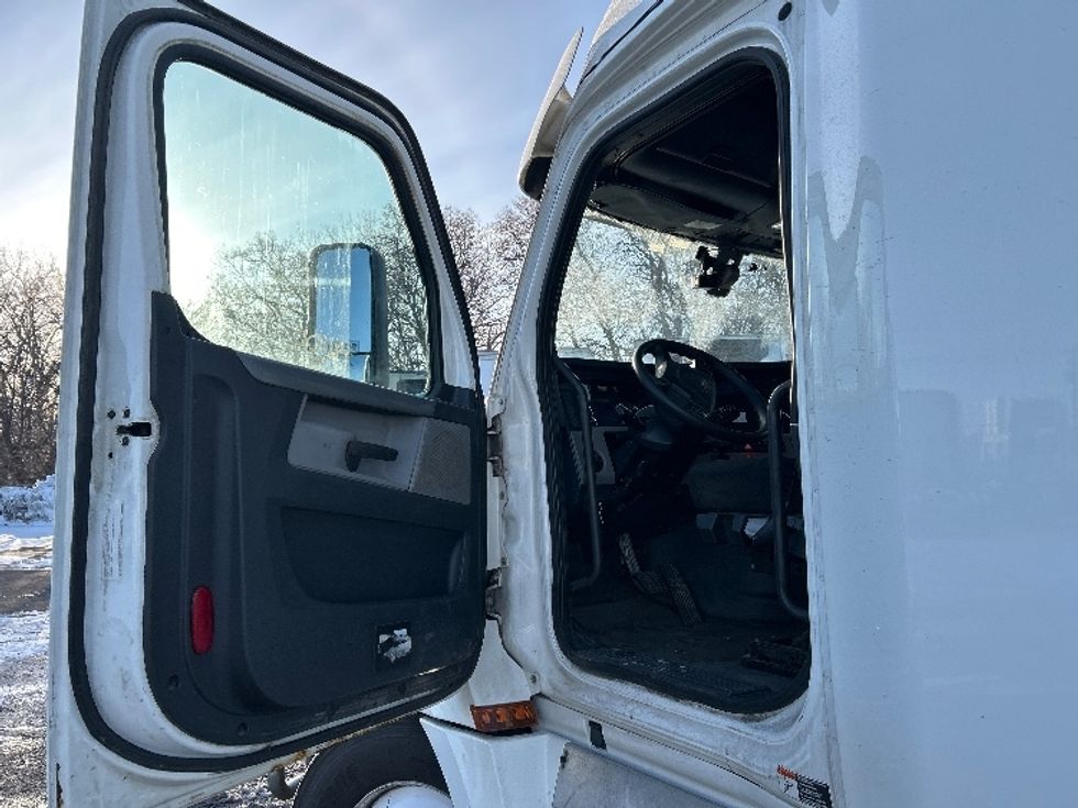 Sleeper Tractor-Heavy Duty Tractors-Freightliner-2020-T12664ST-Brooklyn Park-MN-647,902\n\t\tmiles-$ 46,750 - Image 8
