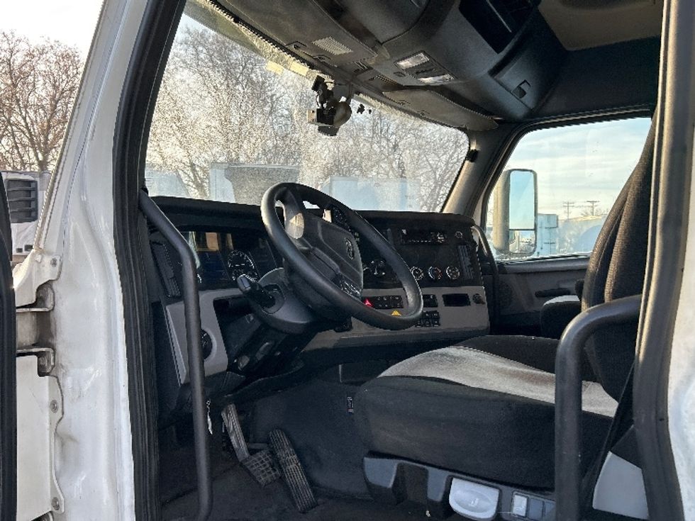 Sleeper Tractor-Heavy Duty Tractors-Freightliner-2020-T12664ST-Brooklyn Park-MN-647,902\n\t\tmiles-$ 46,750 - Image 9