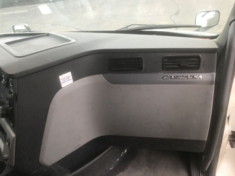 Sleeper Tractor-Heavy Duty Tractors-Freightliner-2020-T12664ST-Brooklyn Park-MN-683,259\n\t\tmiles-$ 47,750 - Image 12