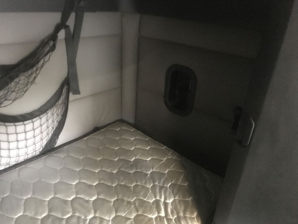 Sleeper Tractor-Heavy Duty Tractors-Freightliner-2020-T12664ST-Brooklyn Park-MN-683,259\n\t\tmiles-$ 47,750 - Image 14