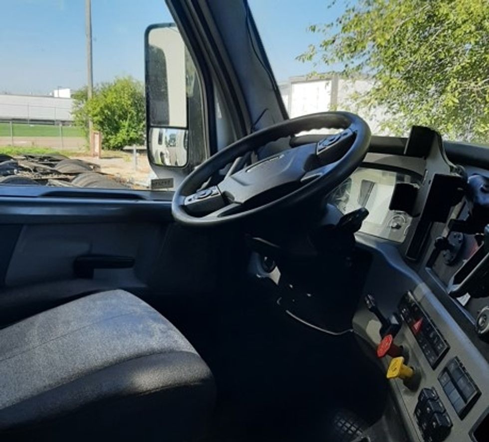 Sleeper Tractor-Heavy Duty Tractors-Freightliner-2020-T12664ST-Brooklyn Park-MN-688,282\n\t\tmiles-$ 46,500 - Image 10