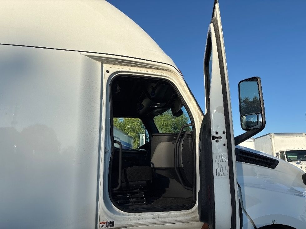 Sleeper Tractor-Heavy Duty Tractors-Freightliner-2020-T12664ST-Brooklyn Park-MN-688,282\n\t\tmiles-$ 46,500 - Image 13