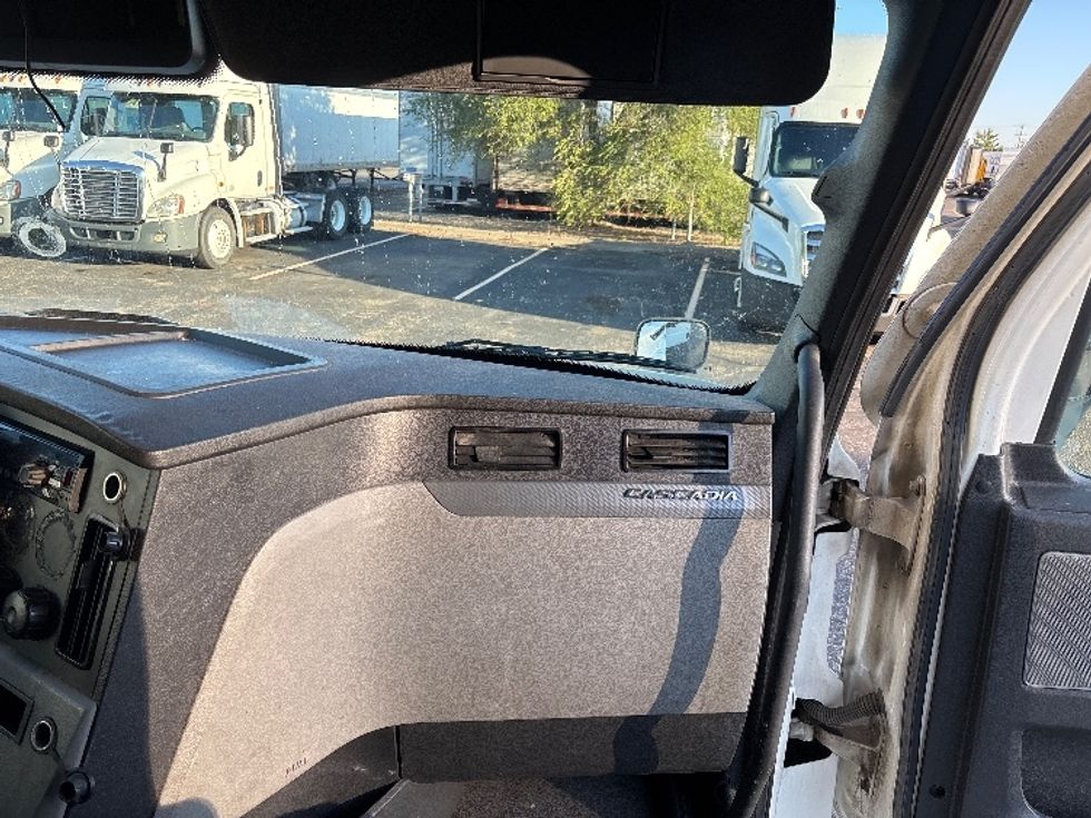 Sleeper Tractor-Heavy Duty Tractors-Freightliner-2020-T12664ST-Brooklyn Park-MN-688,282\n\t\tmiles-$ 46,500 - Image 14