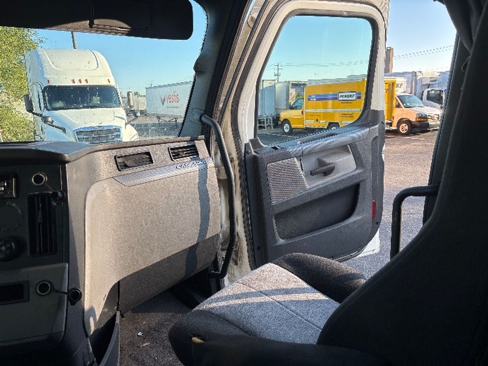 Sleeper Tractor-Heavy Duty Tractors-Freightliner-2020-T12664ST-Brooklyn Park-MN-688,282\n\t\tmiles-$ 46,500 - Image 15