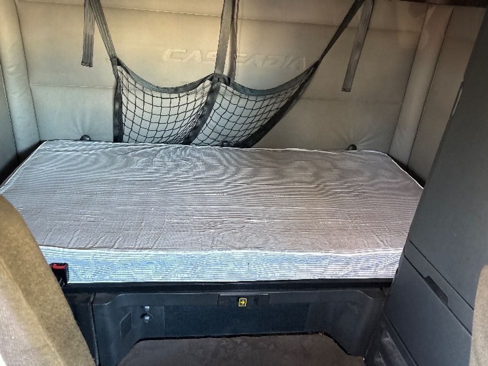 Sleeper Tractor-Heavy Duty Tractors-Freightliner-2020-T12664ST-Brooklyn Park-MN-688,282\n\t\tmiles-$ 46,500 - Image 16