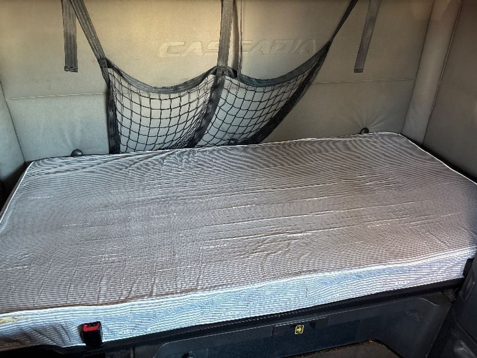 Sleeper Tractor-Heavy Duty Tractors-Freightliner-2020-T12664ST-Brooklyn Park-MN-688,282\n\t\tmiles-$ 46,500 - Image 17