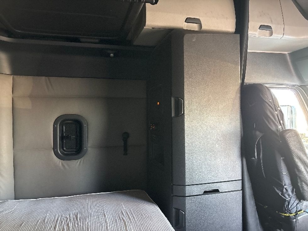 Sleeper Tractor-Heavy Duty Tractors-Freightliner-2020-T12664ST-Brooklyn Park-MN-688,282\n\t\tmiles-$ 46,500 - Image 18