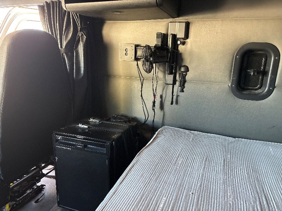 Sleeper Tractor-Heavy Duty Tractors-Freightliner-2020-T12664ST-Brooklyn Park-MN-688,282\n\t\tmiles-$ 46,500 - Image 19