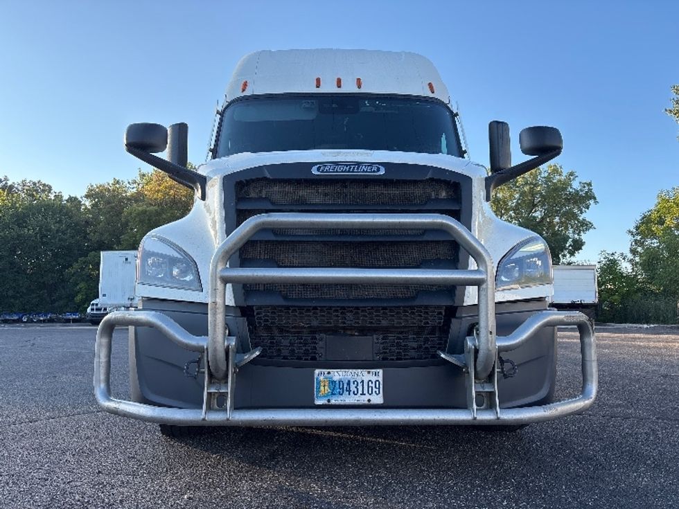 2020 Freightliner Cascadia 126" Sleeper Cab photo 2
