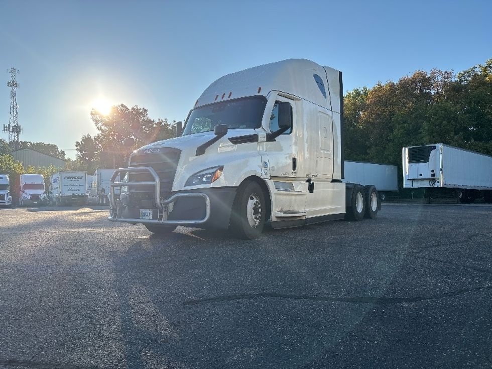2020 Freightliner Cascadia 126" Sleeper Cab photo 3