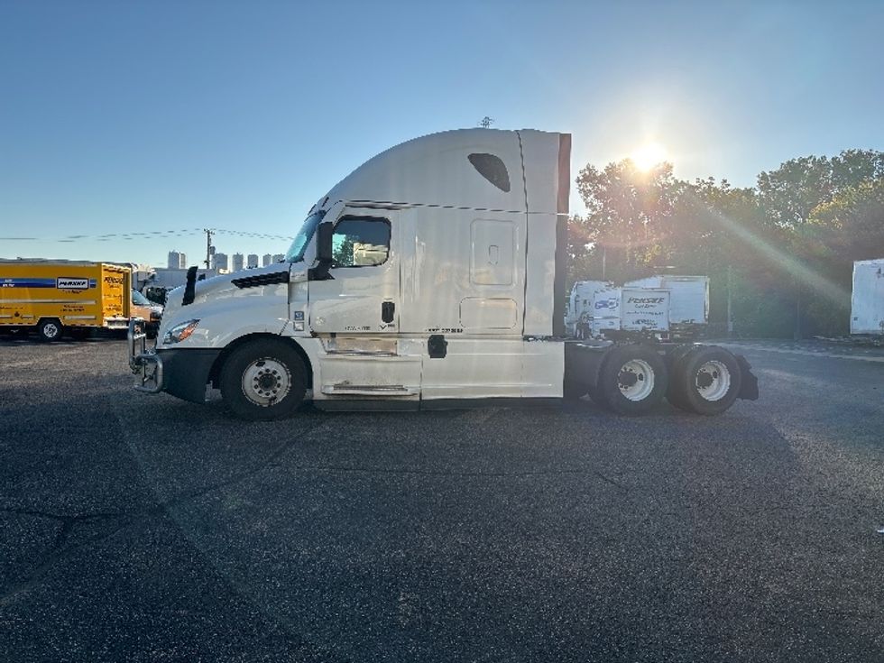 2020 Freightliner Cascadia 126" Sleeper Cab photo 4