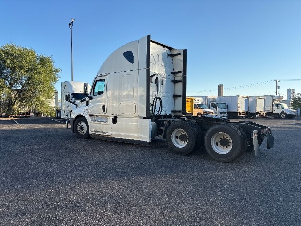 Sleeper Tractor-Heavy Duty Tractors-Freightliner-2020-T12664ST-Brooklyn Park-MN-688,282\n\t\tmiles-$ 46,500 - Image 5