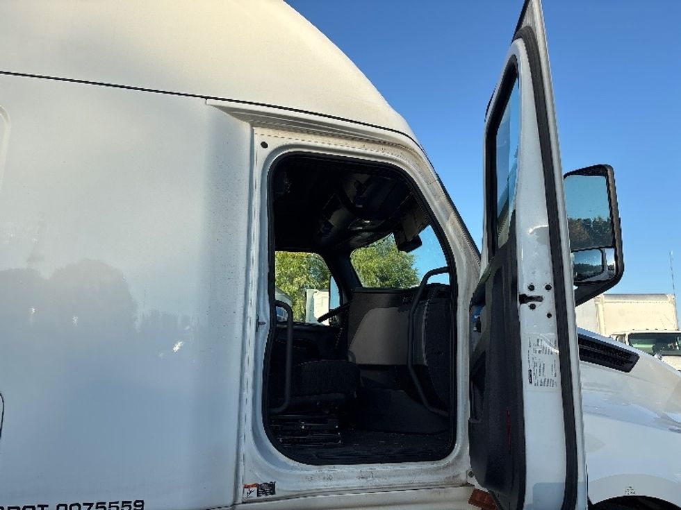 Sleeper Tractor-Heavy Duty Tractors-Freightliner-2020-T12664ST-Brooklyn Park-MN-688,282\n\t\tmiles-$ 46,500 - Image 9