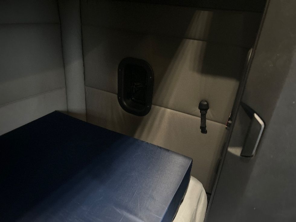 Sleeper Tractor-Heavy Duty Tractors-Freightliner-2020-T12664ST-Brooklyn Park-MN-694,580\n\t\tmiles-$ 43,500 - Image 18