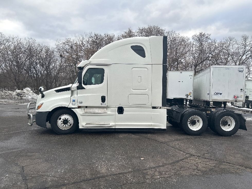 Sleeper Tractor-Heavy Duty Tractors-Freightliner-2020-T12664ST-Brooklyn Park-MN-694,580\n\t\tmiles-$ 43,500 - Image 4