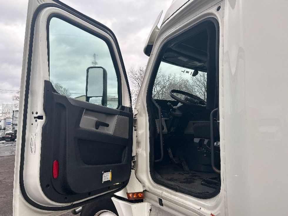 Sleeper Tractor-Heavy Duty Tractors-Freightliner-2020-T12664ST-Brooklyn Park-MN-694,580\n\t\tmiles-$ 43,500 - Image 9
