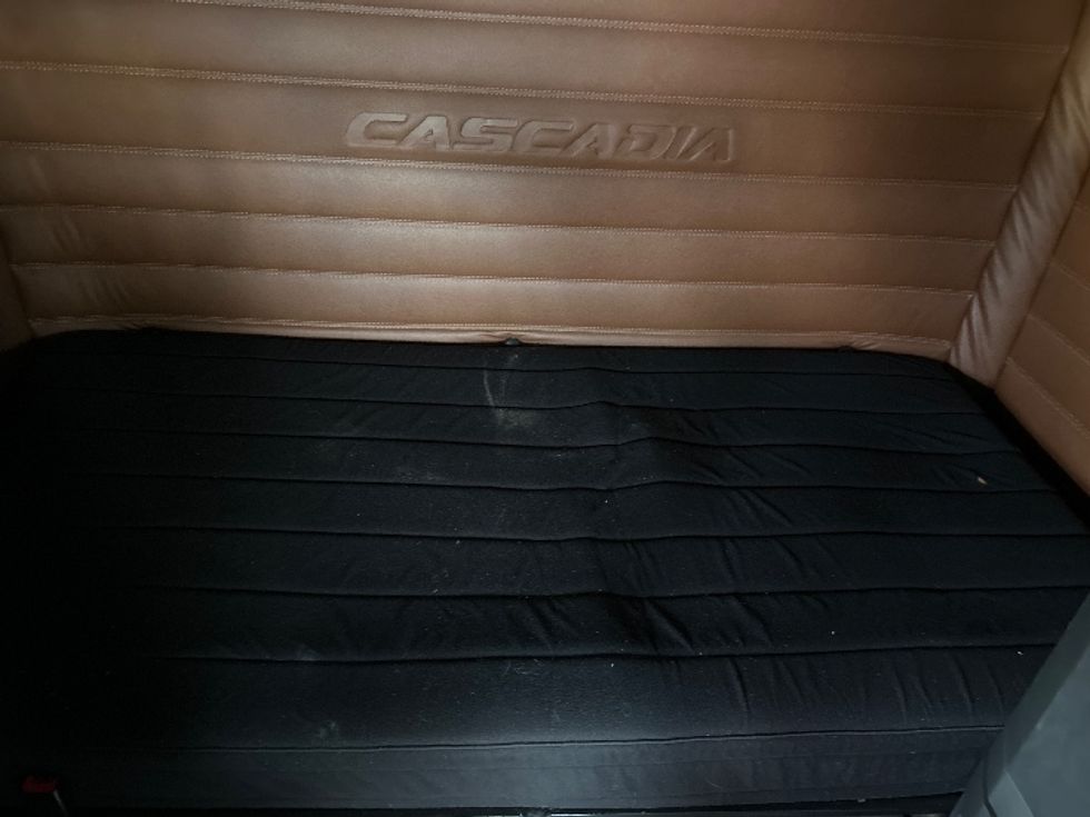 Sleeper Tractor-Heavy Duty Tractors-Freightliner-2020-T12664ST-Brooklyn Park-MN-719,579\n\t\tmiles-$ 39,500 - Image 17