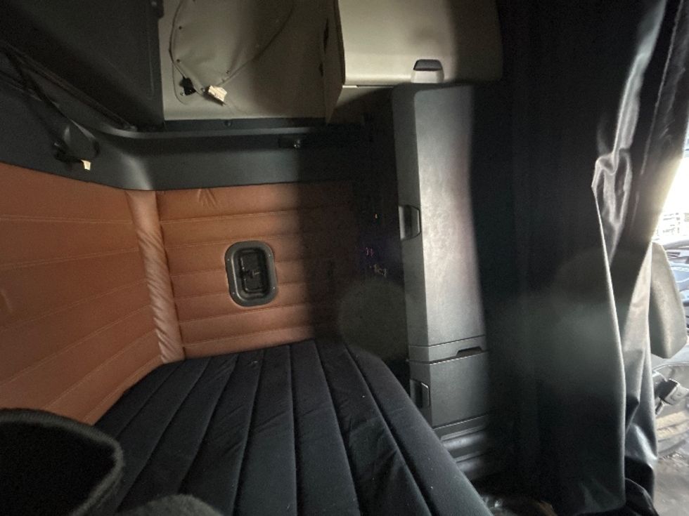 Sleeper Tractor-Heavy Duty Tractors-Freightliner-2020-T12664ST-Brooklyn Park-MN-719,579\n\t\tmiles-$ 39,500 - Image 18