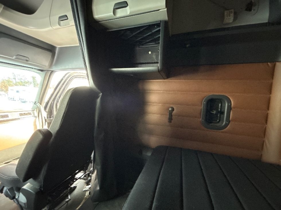 Sleeper Tractor-Heavy Duty Tractors-Freightliner-2020-T12664ST-Brooklyn Park-MN-719,579\n\t\tmiles-$ 39,500 - Image 19