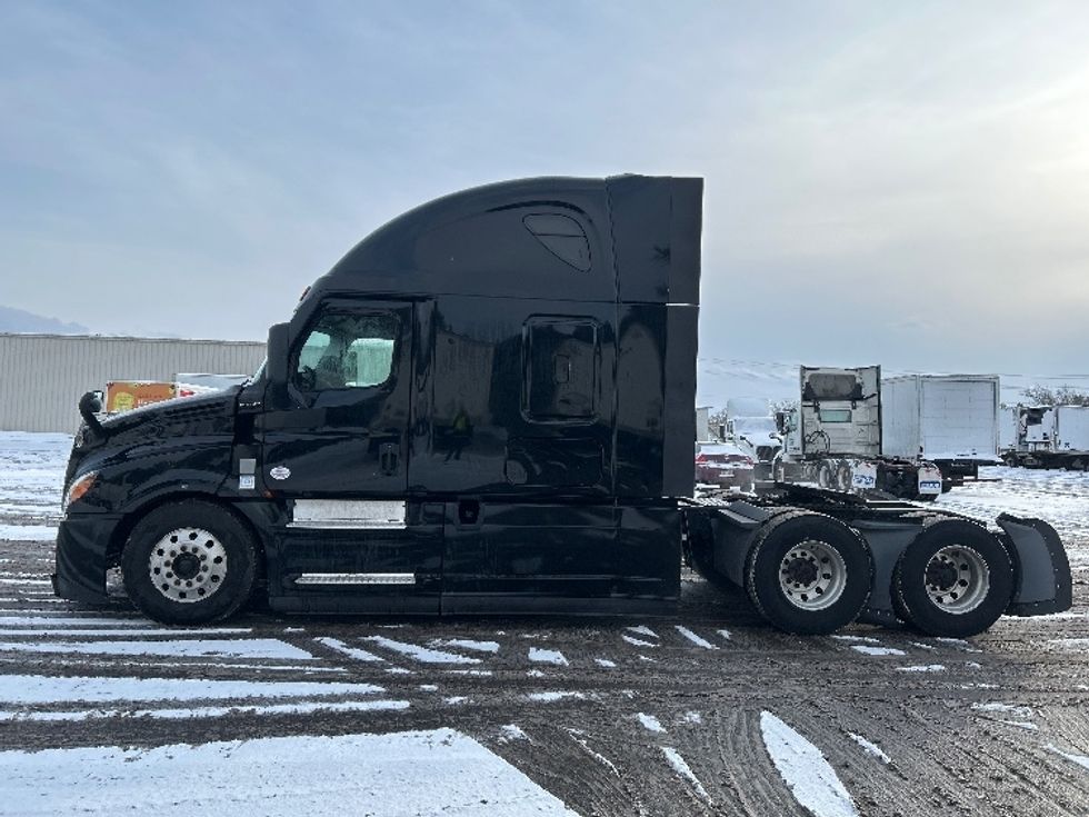 Sleeper Tractor-Heavy Duty Tractors-Freightliner-2020-T12664ST-Brooklyn Park-MN-719,579\n\t\tmiles-$ 39,500 - Image 4