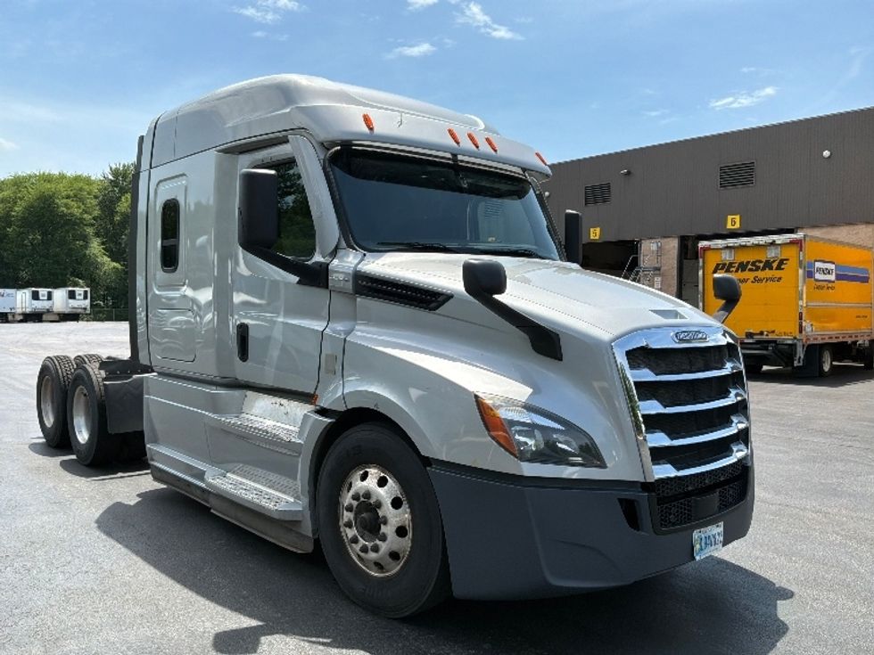Sleeper Tractor-Heavy Duty Tractors-Freightliner-2020-T12664ST-Burlington-NJ-253,334\n\t\tmiles-$ 72,500 - Image 1
