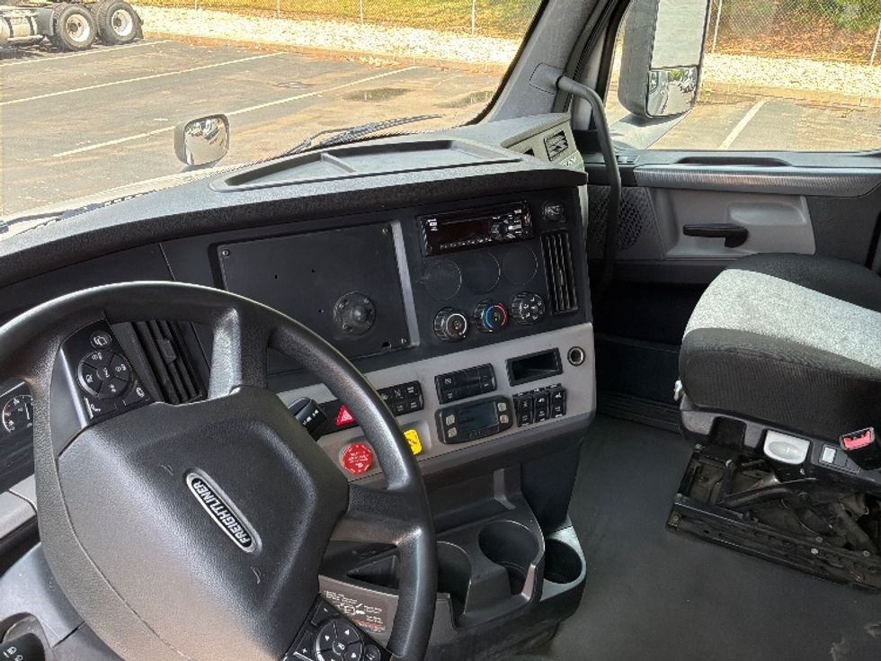 Sleeper Tractor-Heavy Duty Tractors-Freightliner-2020-T12664ST-Burlington-NJ-253,334\n\t\tmiles-$ 72,500 - Image 10
