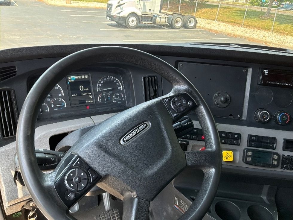 Sleeper Tractor-Heavy Duty Tractors-Freightliner-2020-T12664ST-Burlington-NJ-253,334\n\t\tmiles-$ 72,500 - Image 11