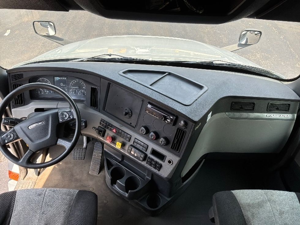 Sleeper Tractor-Heavy Duty Tractors-Freightliner-2020-T12664ST-Burlington-NJ-253,334\n\t\tmiles-$ 72,500 - Image 12